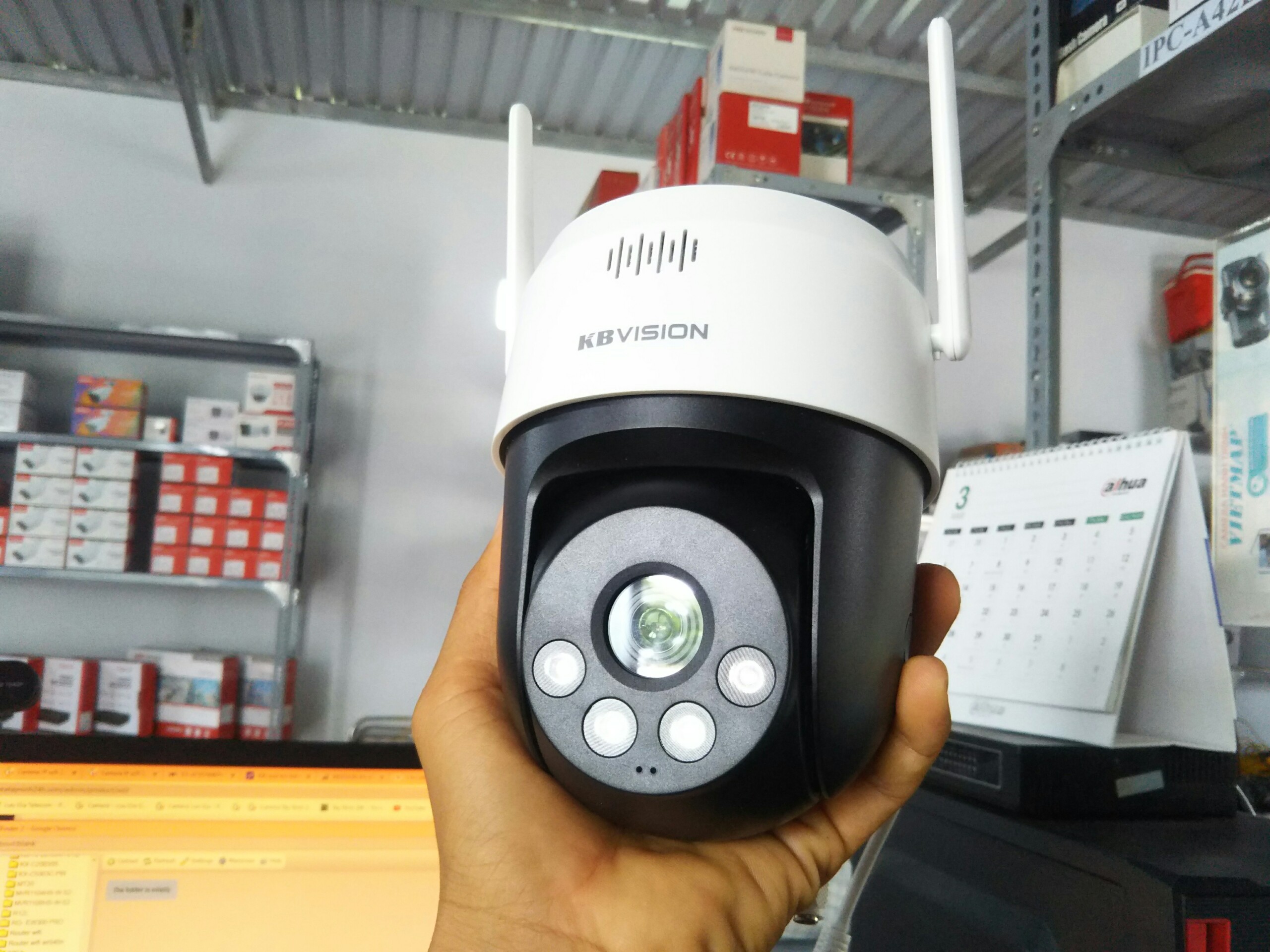Camera Quay quét wifi báo động chủ động 5MP